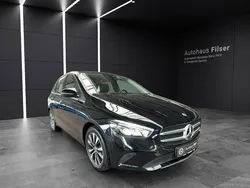 Lack kosmosschwarz Gebraucht 2021 Mercedes B220 Style Van / Kleinbus | 30.879 € (Fairer Preis)