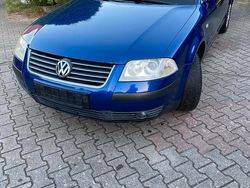 Blau Gebraucht 2001 VW Passat Kombi | 1.600 € (Teuer)