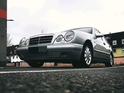 Silber Gebraucht 1999 Mercedes E240 Limousine | 4.500 €