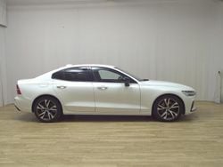 Ice white / solid Gebraucht 2022 Volvo S60 R-Design Limousine | 25.680 € (Guter Preis)