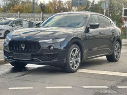Schwarz (metallic) Gebraucht 2019 Maserati Levante GranLusso SUV | 33.700 € (Etwas zu teuer)