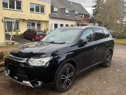 Schwarz Gebraucht 2015 Mitsubishi Outlander Intense SUV | 11.300 €
