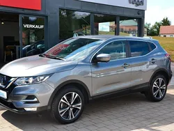 Grau Gebraucht 2018 Nissan Qashqai N-Connecta SUV | 15.390 € (Guter Preis)