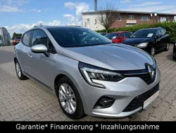 Weiß Gebraucht 2021 Renault Clio V Experience Limousine | 10.900 € (Guter Preis)