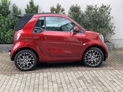Rot Gebraucht 2021 Smart ForTwo Electric Drive Cabrio | 15.200 € (Etwas zu teuer)