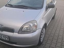 Silber Gebraucht 2001 Toyota Yaris Kleinwagen | 1.400 €