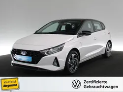 Polar white/ phantom black / sol Gebraucht 2022 Hyundai i20 Intro Edition Limousine | 15.224 € (Fairer Preis)