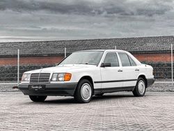 Weiß metallic Gebraucht 1985 Mercedes 200 Limousine | 13.999 €