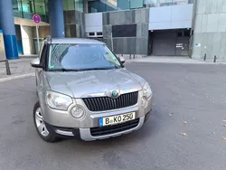 Grau Gebraucht 2012 Skoda Yeti Plus Edition SUV | 6.990 € (Fairer Preis)