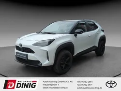 Platinum white pearl mc. (089)/ black mi (metallic) Gebraucht 2023 Toyota Yaris Hybrid Elegant SUV | 27.495 € (Guter Preis)