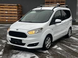 Weiß Gebraucht 2016 Ford Tourneo Courier Trend Van / Kleinbus | 5.300 € (Fairer Preis)