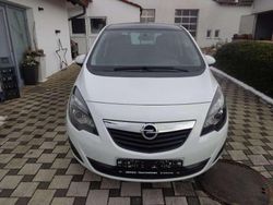 Casablancaweiss/saphirschwarz Gebraucht 2011 Opel Meriva Design Edition Van / Kleinbus | 5.700 € (Fairer Preis)