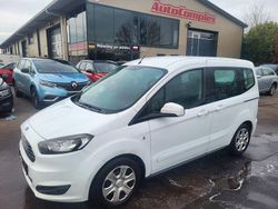 Weiß Gebraucht 2017 Ford Tourneo Courier Trend Van / Kleinbus | 4.799 € (Superpreis)