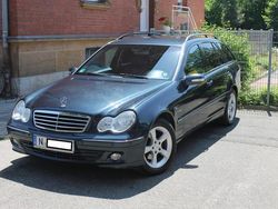 Schwarz metallic Gebraucht 2004 Mercedes C220 Avantgarde Kombi | 9.999 €