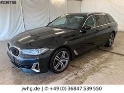 Saphirschwarz (metallic) Gebraucht 2022 BMW 530 Luxury Line Kombi | 27.950 € (Superpreis)