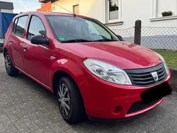 Rot Gebraucht 2009 Dacia Sandero Kleinwagen | 1.950 € (Etwas zu teuer)