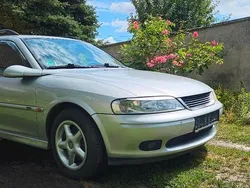 Silber Gebraucht 2000 Opel Vectra Kombi | 1.500 €