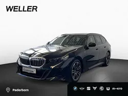 Black sapphire (schwarz) Gebraucht 2024 BMW 520 M Sport Kombi | 50.990 € (Superpreis)