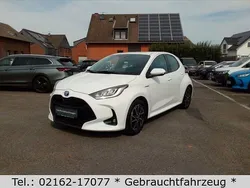 Weiß Gebraucht 2021 Toyota Yaris Hybrid Comfort Limousine | 16.880 € (Guter Preis)