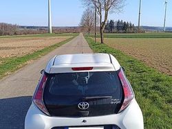 Weiß Gebraucht 2016 Toyota Aygo X-clusiv Kleinwagen | 5.999 € (Guter Preis)