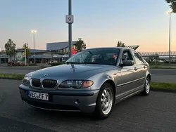 Grau Gebraucht 2003 BMW 325 Limousine | 2.200 €