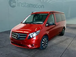 Rot Gebraucht 2023 Mercedes V220 Van / Kleinbus | 52.449 € (Fairer Preis)