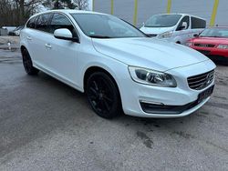 Weiß Gebraucht 2014 Volvo V60 Momentum Kombi | 8.999 € (Guter Preis)