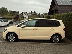 Gelb Gebraucht 2021 VW Touran Highline Van / Kleinbus | 9.600 € (Fairer Preis)