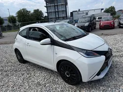 Weiß Gebraucht 2015 Toyota Aygo X-play Kleinwagen | 3.900 € (Fairer Preis)