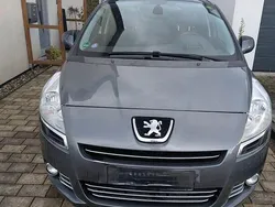 Grau Gebraucht 2011 Peugeot 5008 Family Van / Kleinbus | 6.499 € (Teuer)