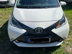 Weiß Gebraucht 2014 Toyota Aygo X-play Kleinwagen | 5.950 € (Fairer Preis)