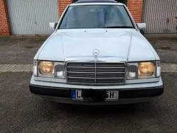 Weiß Gebraucht 1990 Mercedes E230 Limousine | 8.500 €