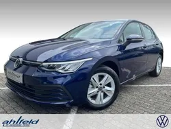 Blau Gebraucht 2023 VW Golf VIII Life Limousine | 26.360 € (Etwas zu teuer)