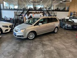 Grau Gebraucht 2005 Opel Zafira Edition Van / Kleinbus | 2.699 € (Etwas zu teuer)