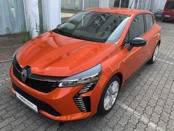 Orange Gebraucht 2024 Renault Clio V Evolution Limousine | 17.999 € (Etwas zu teuer)