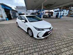 Weiß Gebraucht 2021 Toyota Corolla Hybrid Limousine | 16.500 €