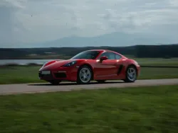 Rot Gebraucht 2018 Porsche 718 Cayman Coupé | 52.000 € (Superpreis)
