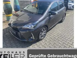 Grau Gebraucht 2019 Toyota Yaris Hybrid Club Limousine | 15.490 € (Guter Preis)