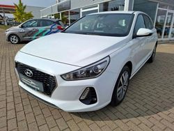 Weiß Gebraucht 2017 Hyundai i30 Trend Kleinwagen | 16.490 € (Etwas zu teuer)