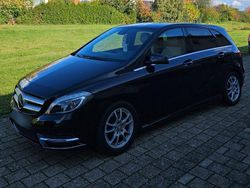Schwarz Gebraucht 2013 Mercedes B200 AMG line Van / Kleinbus | 11.300 € (Fairer Preis)
