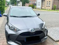 Grau Gebraucht 2022 Toyota Yaris Hybrid Comfort Kleinwagen | 15.500 € (Guter Preis)