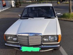 Weiß Gebraucht 1984 Mercedes 240 Limousine | 8.299 €