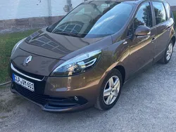 Braun Gebraucht 2012 Renault Scénic III Van / Kleinbus | 5.000 € (Fairer Preis)