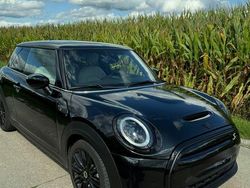 Schwarz Gebraucht 2022 Mini Cooper SE Kleinwagen | 20.800 € (Etwas zu teuer)