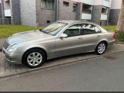 Gold Gebraucht 2006 Mercedes E200 Limousine | 8.999 € (Teuer)