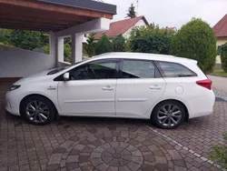 Weiß Gebraucht 2013 Toyota Auris Hybrid Executive Kombi | 9.500 € (Fairer Preis)