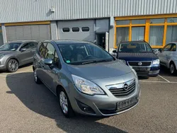 Silber Gebraucht 2011 Opel Meriva Design Edition Van / Kleinbus | 3.999 € (Guter Preis)