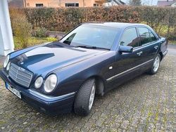 Blau Gebraucht 1999 Mercedes E280 Elegance Limousine | 3.200 € (Fairer Preis)