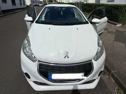 Weiß Gebraucht 2015 Peugeot 208 Allure Kleinwagen | 4.250 € (Fairer Preis)
