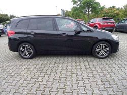 Black sapphire metallic Gebraucht 2017 BMW 220 Sport Line Van / Kleinbus | 16.990 € (Teuer)